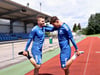 Fußball-Kumpels dehnen sich durchaus auch mal zusammen nach dem Training: Robert Leipertz (l.) und Tobias Müller. 