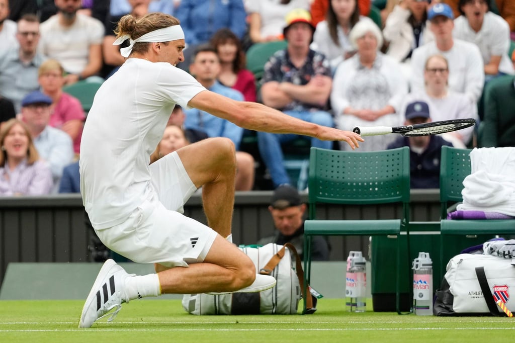 Kurzer Schreckmoment: Alexander Zverev rutscht aus.