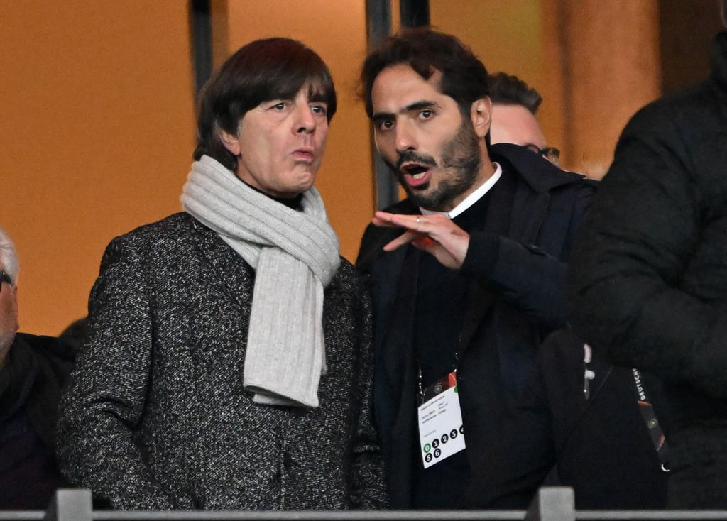 Hamit Altintop (r) sieht keine Auswirkungen der Wolfsgruß-Debatte für die türkische Mannschaft.