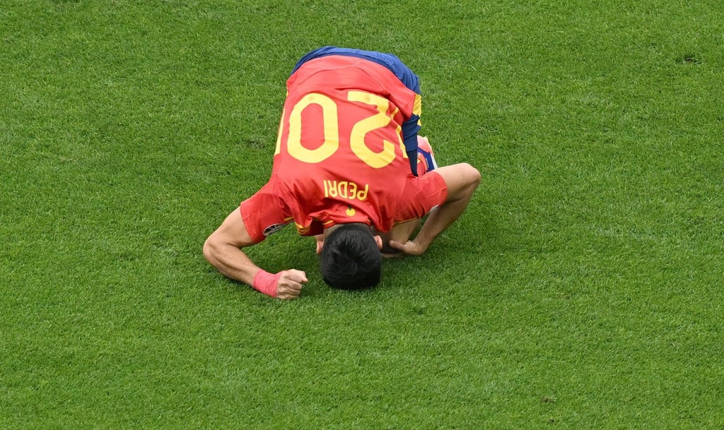 Spaniens Pedri liegt verletzt am Boden.