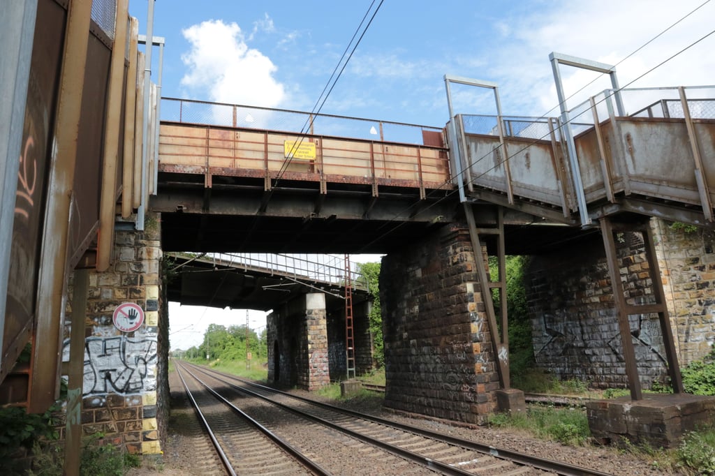 Die Brücke über die Bahngleise muss dringend saniert werden.