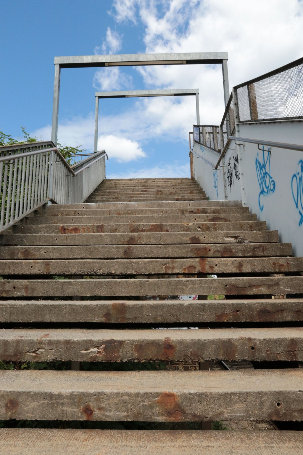 Von der Brücke zum Bahnsteig gibt es derzeit keinen barrierefreien Zugang.