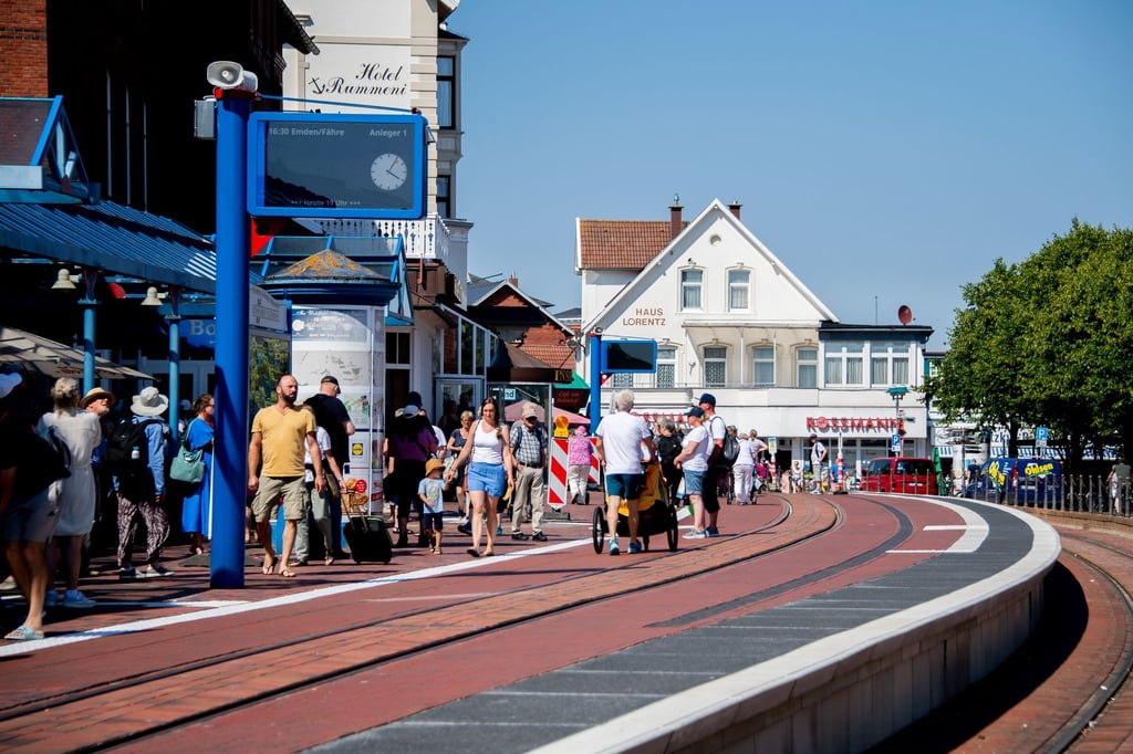 Höhere Bahnsteige sollen Reisenden auf der ostfriesischen Urlaubsinsel Borkum das Ein- und Aussteigen in die Kleinbahn erleichtern.