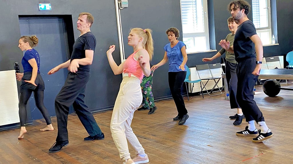Choreografin Bianka Tatár (im Vordergrund) bringt den Schauspielern des Theaters der Altmark in Stendal für „The Rocky Horror Show“ die richtigen Tanzschritte bei.