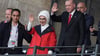 Recep Tayyip Erdogan (2.v.r), Präsident der Türkei, und seine Frau Emine Erdogan winken vor dem Spiel auf der Tribüne.