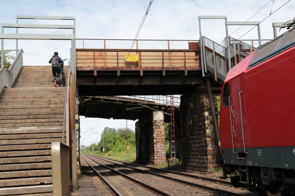 Blick auf die betroffene Brücke über die Gleise der Deutschen Bahn in Magdeburg.