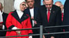 Mesut Özil (M) steht hinter Recep Tayyip Erdogan (r), Präsident der Türkei, und seiner Frau Emine Erdogan (l).