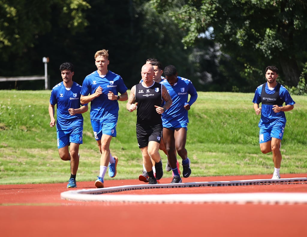 Mohammed El Hankouri (links) und Philipp Hercher (zweiter Spieler von links) waren mit ihren Gefährten auf der Tartanbahn.