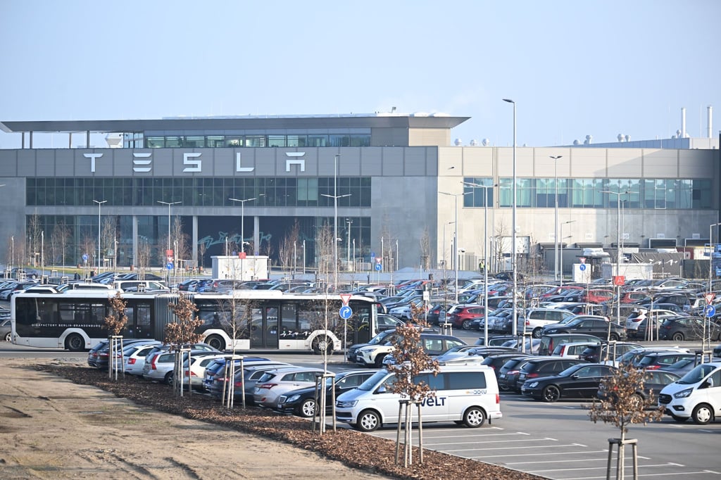 Tesla will mit einem eigenem Techno-Club im Werk in Grünheide bei Berlin punkten. (Archivbild)