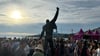 Besucher drängen sich am Denkmal für einen der berühmtesten Montreux-Besucher, Freddie Mercury, vor dem Eingang der Seebühne.