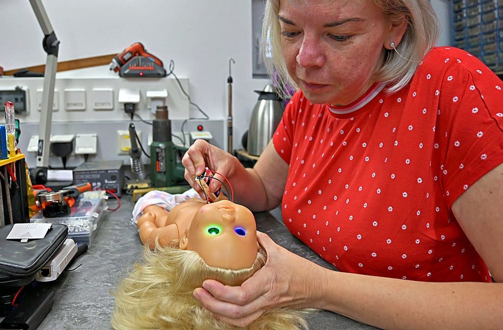 Kristin Thümler hilft und bastelt im Keller mit. Hier bekommt eine Puppe leuchtende Augen.