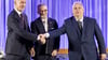 Orban (r), Kickl (M) und Babis (l) besiegeln in Wien das Bündnis „Patrioten für Europa“. (Archivbild)