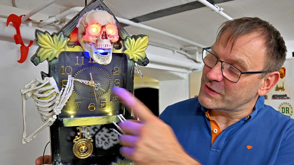 Die Zeit läuft rückwärts: Diese umgebaute Kuckucksuhr ist Ralf Jungtorius’ neueste Kreation.