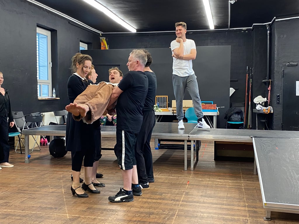 Oscar Seyfert wird von seinen Kollegen gehalten. Der Schauspieler verkörpert in "The Rocky Horror Show" die Figur Rocky. Rocky ist das im Labor geschaffene Lustobjekt des Schlossherrn Frank N'Furter (Paul Worms, im Hintergrund).