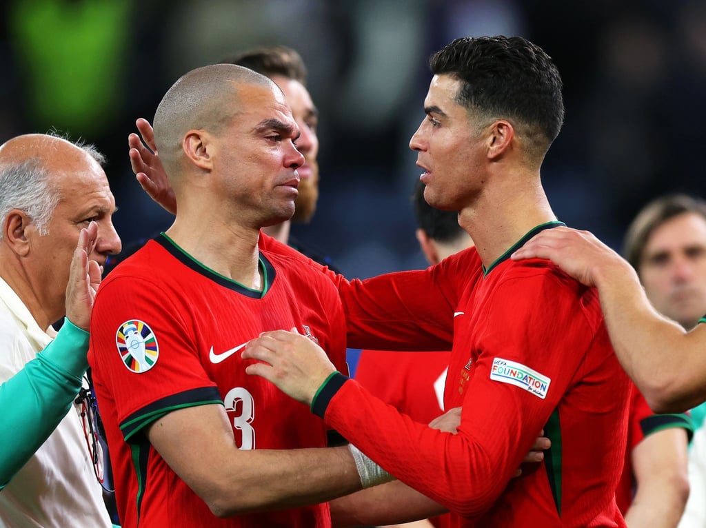 Portugals Pepe (l) wird nach dem EM-Aus von Cristiano Ronaldo getröstet.