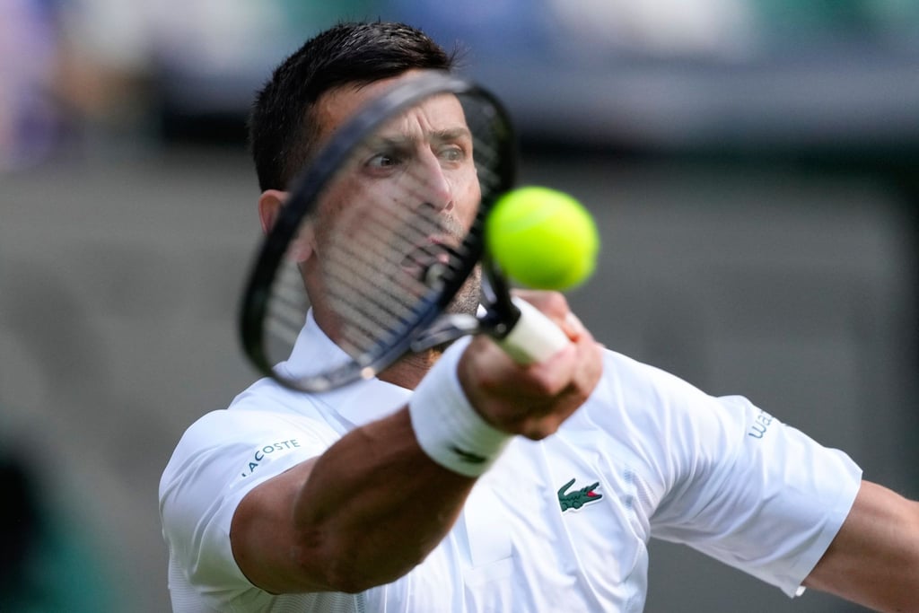 Novak Djokovic spielt einen Vorhand-Return.