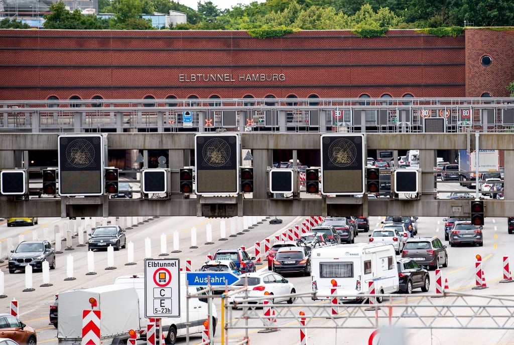 Mit Beginn der Sommerferien in Nordrhein-Westfalen haben sich mehrere Kilometer Stau vor dem Elbtunnel gebildet.