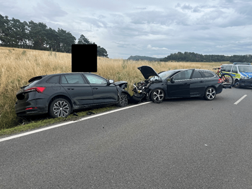 Zwei zerstörte Pkw stehen nach einem Unfall bei Derenburg an der Unfallstelle. Drei Menschen wurden verletzt.