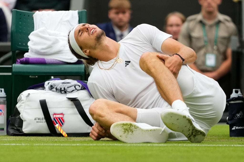 Alexander Zverev liegt am Boden, nachdem er gestürzt ist.