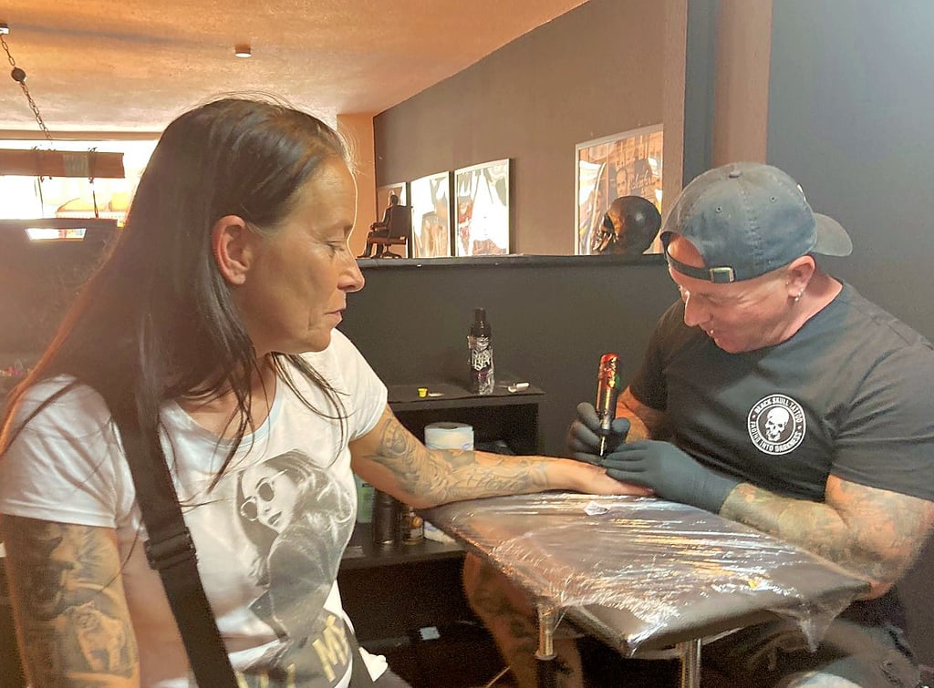 Anja Müller hat sich von Tätowierer Marca Dana im Burger Studio "Black Skull" eine Krone im Handbereich „stechen" lassen.