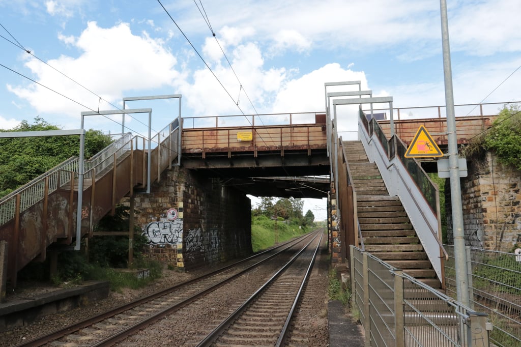 Unterhalb der Brücke befindet sich der Bahnhalt Magdeburg-Salbke.