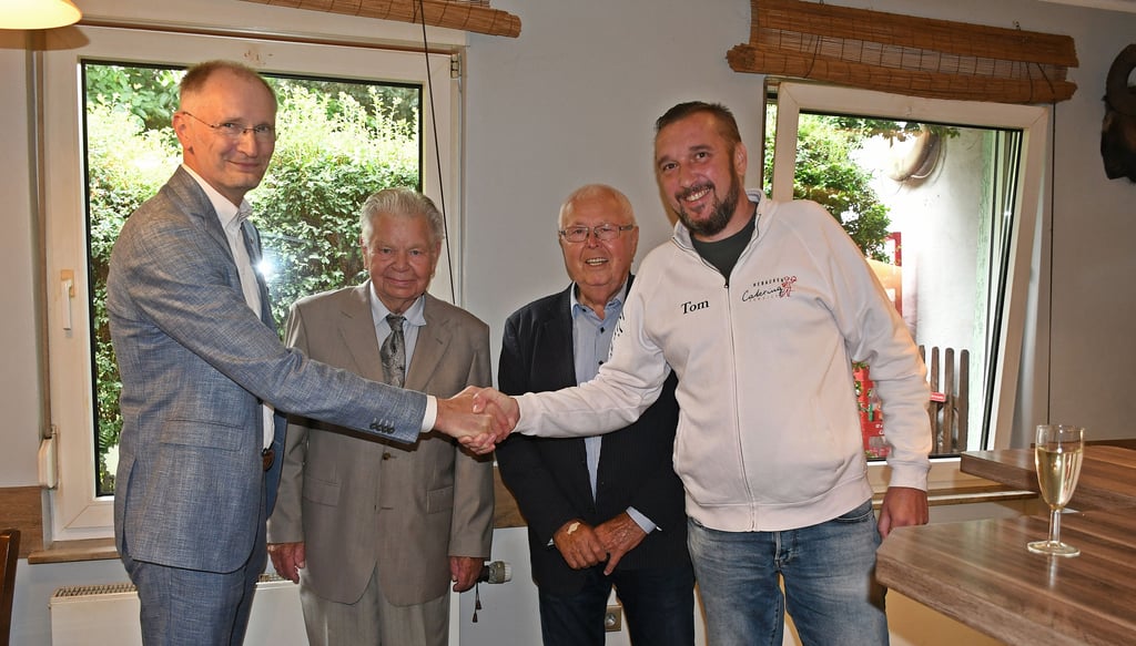 Festwirt Tom Hebäcker (rechts) und Andreas Dittmann besiegeln die Wette zum Zerbster Heimat- und Schützenfest mit einem Handschlag. Zeugen und Wettpaten sind die Gründungsmitglieder des Verkehrsvereins Edwin Sperling und Ottomar Schubert.