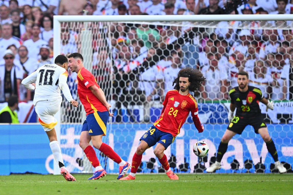 Handelfmeter oder nicht? Marc Cucurella überlässt die Antwort lieber dem Schiedsrichtergespann.