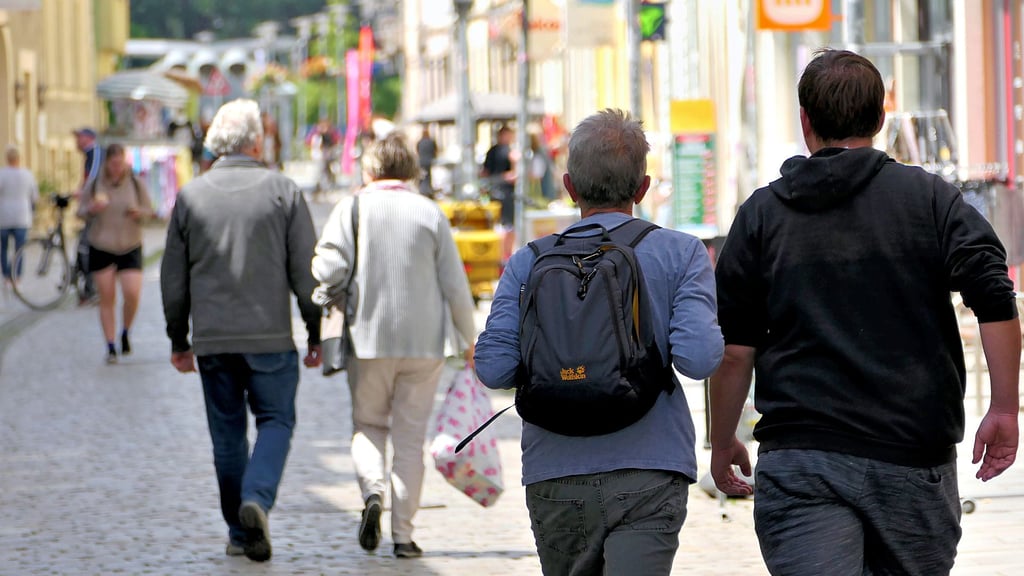 Passanten in der Gotthardstraße: Wie viele Einwohner hat Merseburg? Laut Stadt sind es heute 36.000.