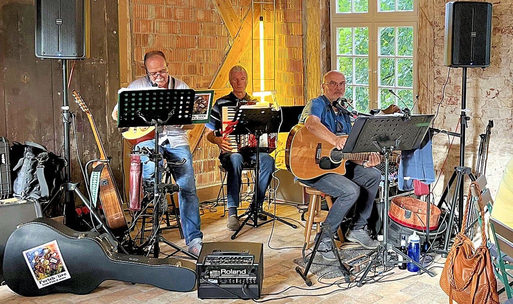 Die Band Fertch spielt Live-Musik im Teehaus und brachte damit besonderes Flair auf den Weinabend.