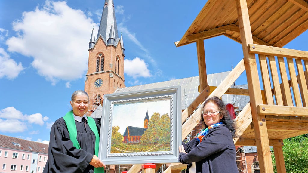 Nach dem Kirchenputz hängen Pfarrerin Ute Kopp und Gemeindekirchenratsvorsitzende Kornelia Wesemann auch das Bild wieder auf.