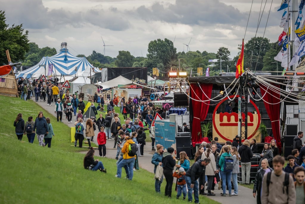 Rund 160.000 Menschen haben das fünftägige Festival Breminale an der Weser in Bremen besucht.