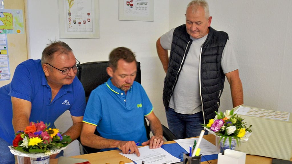 Gerade im Amt setzt sich Schwanebergs neuer Ortsbürgermeister Matthias Wagner (M.) auch gleich an seinen Schreibtisch.
