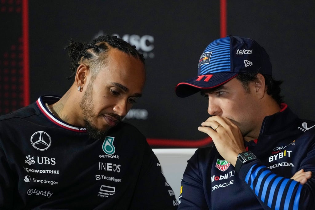 Sergio Pérez (r) steht bei Red Bull nach den jüngsten Ergebnissen unter Druck.