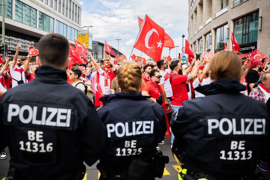 Die Polizei sichert den Fanmarsch der türkischen Fans