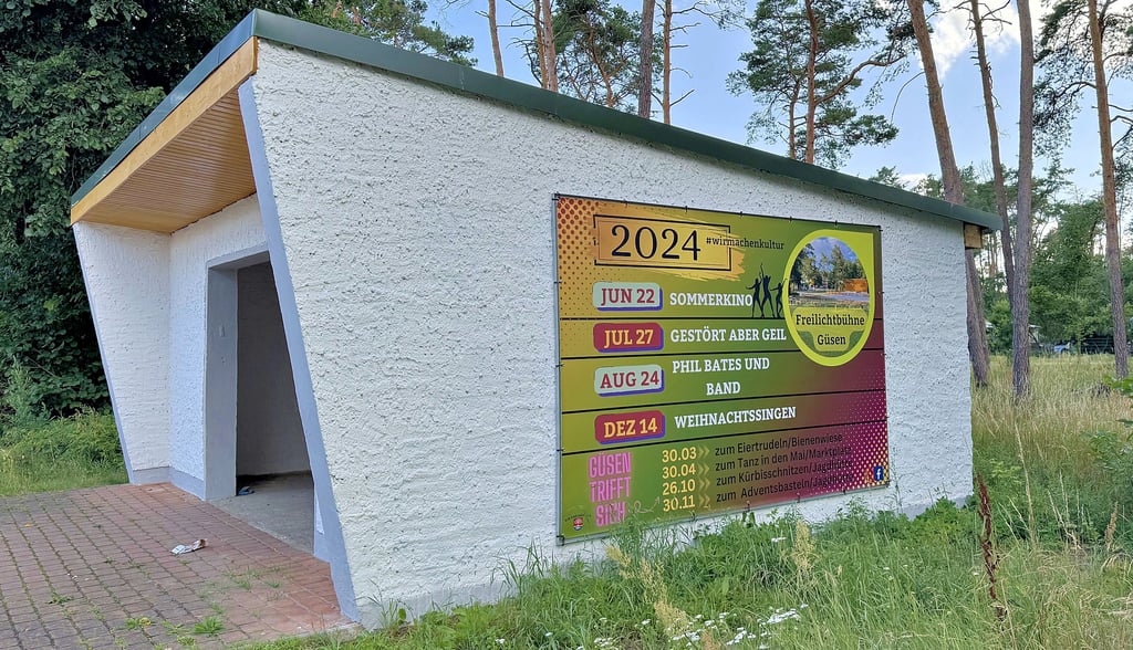 So zeigt sich nun die Bushaltestelle „Siedlung“ in Güsen nach der Frischzellenkur durch den Heimatverein. Der wirbt hier für seine Veranstaltungen.