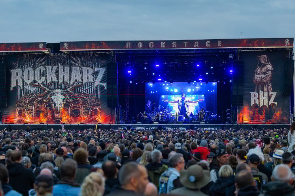 Da glüht der Hirsch: Bruce Dickinson, der als Frontmann von Iron Maiden bekannt wurde, zelebriert einen Gottesdienst aus Metall.