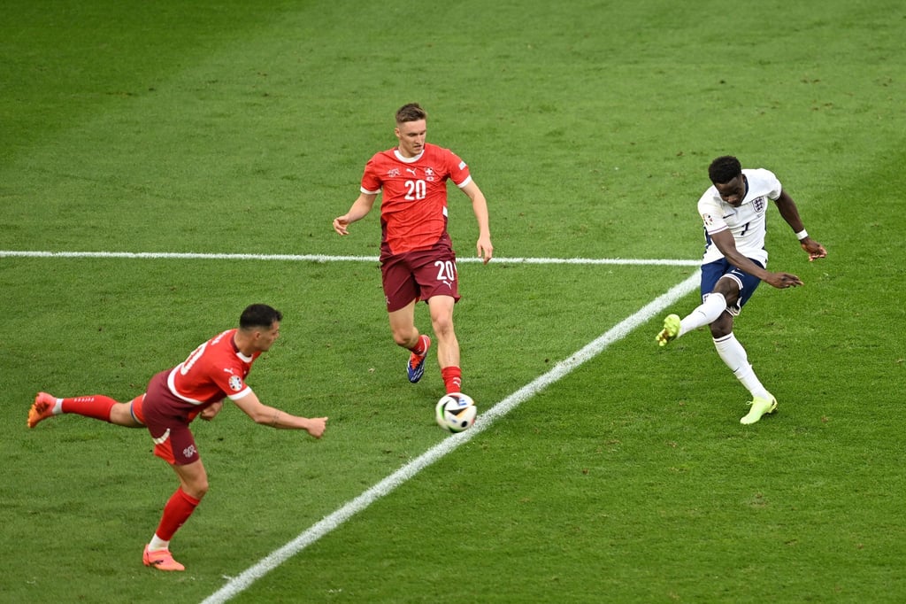 Englands Bukayo Saka (r) trifft zum 1:1.