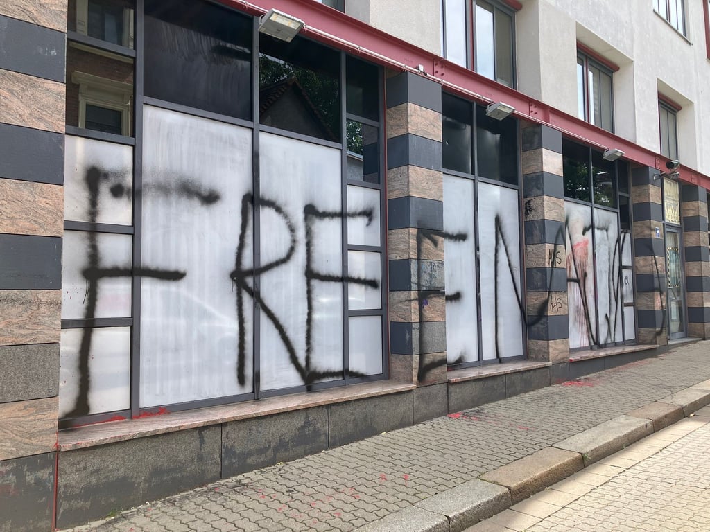 „Free Maja“ haben Unbekannte auf die Fassade eines Polizeipostens in Leipzig gesprüht.
