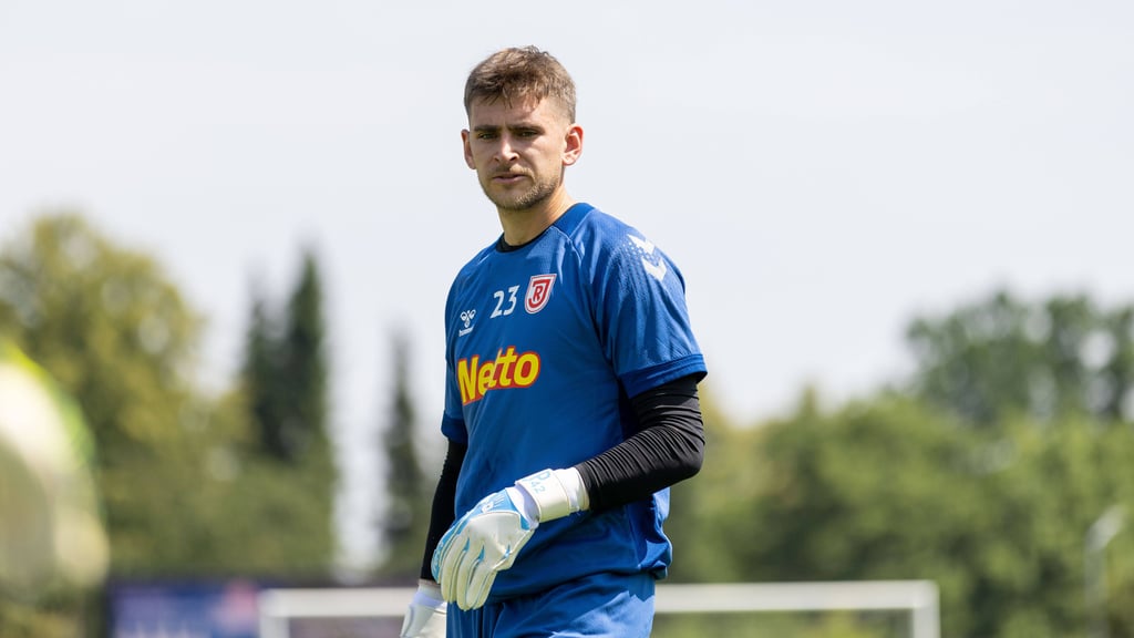 Julian Pollersbeck war im Juni vom 1. FC Magdeburg zu Jahn Regensburg gewechselt.