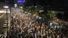 Tausende Demonstranten machen in den Straßen von Tel Aviv Druck auf die israelische Regierung.