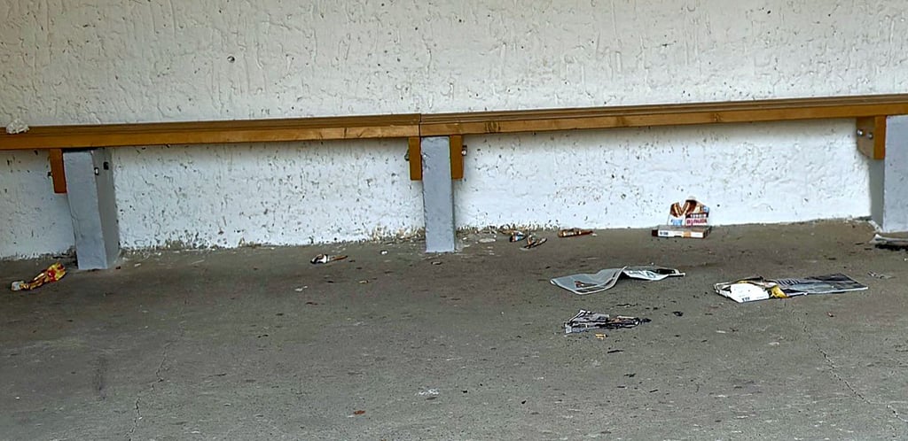 Müll und Unrat landet in der Bushaltestelle in der Siedlung in Güsen nicht in einem Papierkorb, sondern wird im Inneren entsorgt.