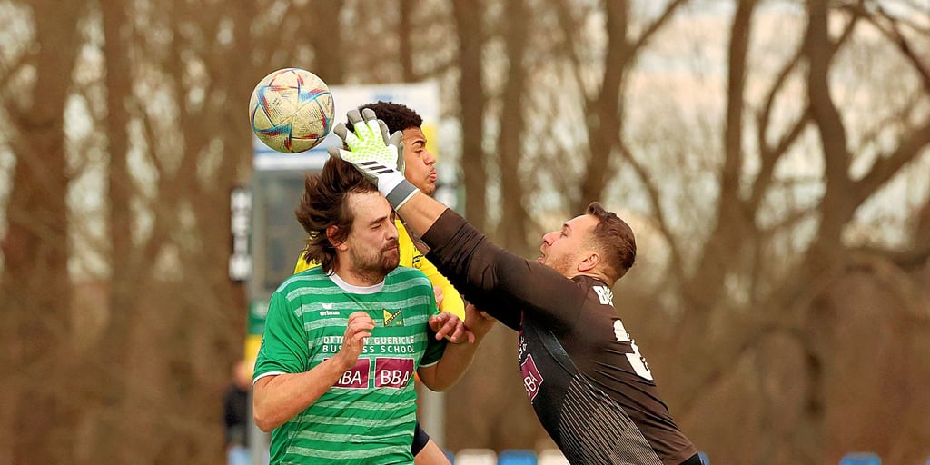 Siebenmal musste Trainer Maximilian Räcke (l.) selbst ran. Nun vollziehen er, Keeper Marios Kolila (r.) und der SSV Besiegdas einen Neuanfang.