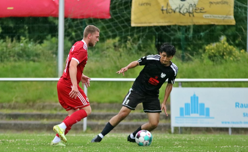 Guter Start in der Saisonvorbereitung: Ali Samir Qorbani (r.) und der MSC Preussen haben gegen Staßfurt um Danylo Shcherbinin gewonnen.