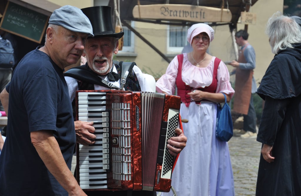 Biedermeier-Sommermarkt 2024 in Werben (Elbe), Landkreis Stendal: Kein Biedermeiermarkt ohne den Werbener Werner Jose am Akkordeon.