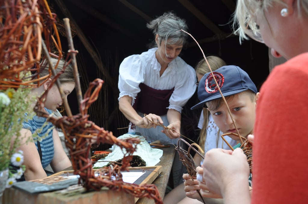 Biedermeier-Sommermarkt 2024 in Werben (Elbe), Landkreis Stendal: Fisch und Libelle -  Andrea Tuve (mittig) aus Biesenthal bei Wandlitz bot in Werben erstmals Weidenflechtkurse an. Da war  Konzentration gefragt.