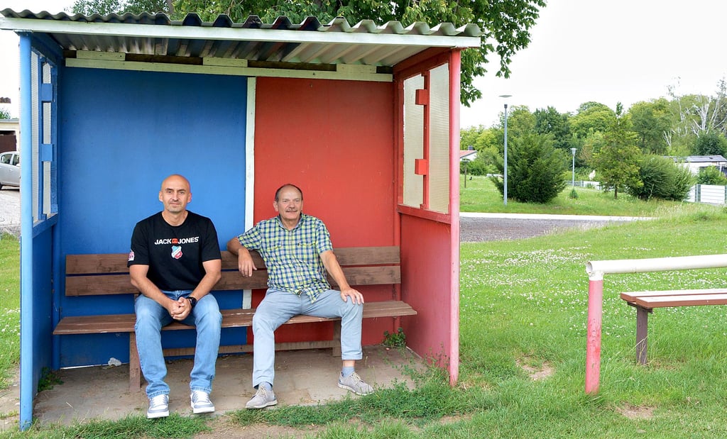 Für mehr Platz auf der Auswechselbank: André Kanemeier vom TSV Welsleben und Ortsbürgermeister Hans-Jürgen Korn. Der Sportplatz in dem Dorf im Bördeland soll kräftig modernisiert werden.