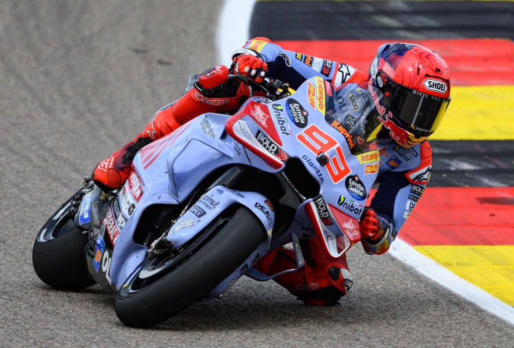 Der Spanier Marc Marquez auf seiner Maschine.