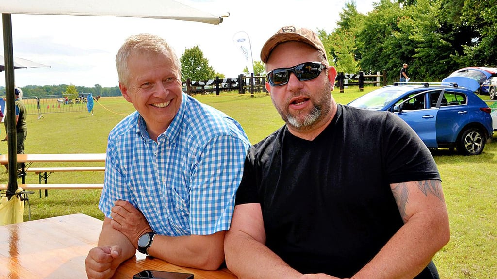 Vereinsvorsitzender Michael Müller (l.) ist dankbar für freiwillige Helfer wie Matthias Rohde (r.).