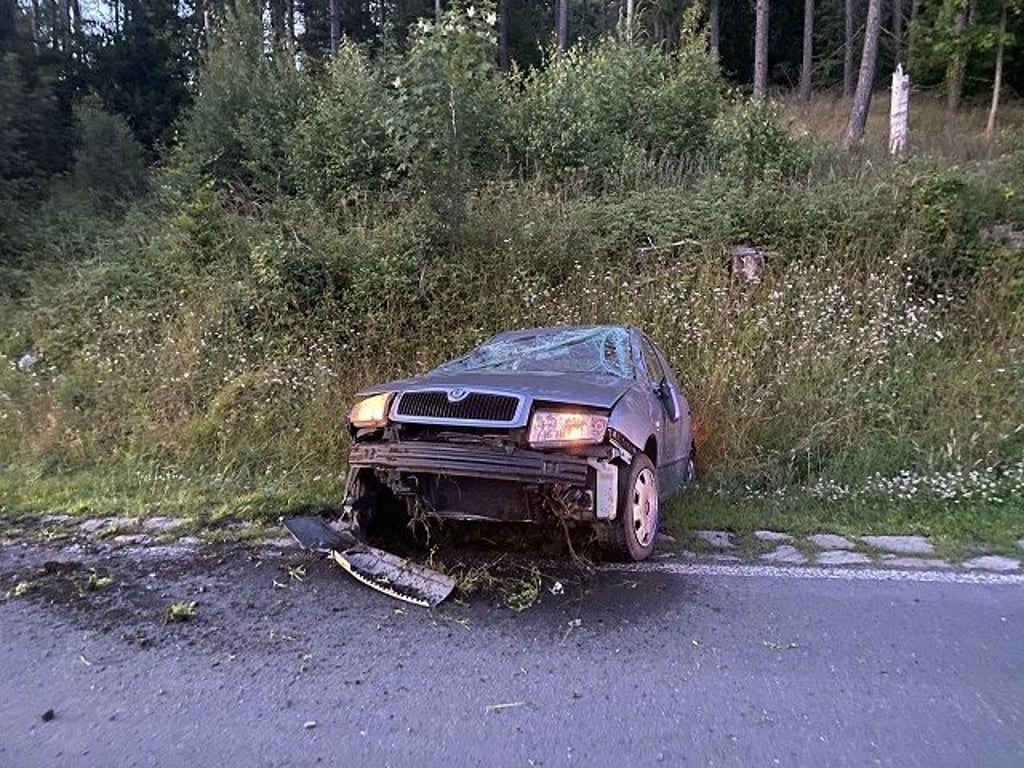 Der bei Hasselfelde verunglückte Skoda liegt nach mehreren Überschlägen im Straßengraben.