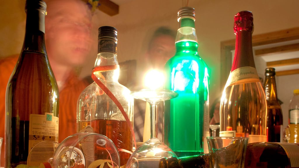 Übermäßiger Alkoholkonsum kann das Wesen einer Person zum Negativen beeinflussen.